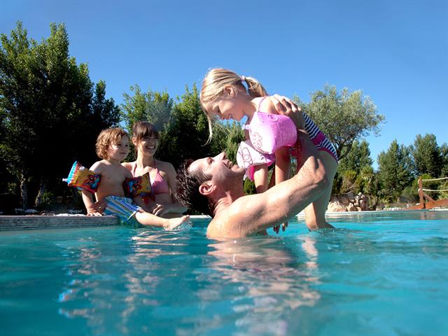 Une famille heureuse au camping