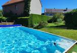 Location vacances  Ardennes - La Clouterie - Face au ruisseau piscine privée-4
