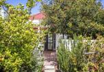 Location vacances Overstrand Rural - Ladybird Designer Cottage Near Grotto Beach-3