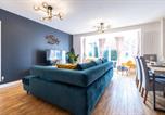 Location vacances Milton Keynes - Modern and Spacious Home From Home 1 mile from M1 - with Netflix, Prime Video, Ps5, free parking, superfast Wifi, Bbq - Sleeps 11 - By Brightleap Apartments-1