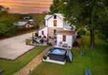Location vacances Fredericksburg - Katarina Haus - Hot Tub & Fire Pit-2