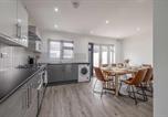 Location vacances  Gare de Slough - Chic and Comfy 4 Bedroom Stay Baylis Road-3