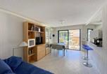 Location vacances Cavalaire-sur-Mer - Appartement climatisé avec terrasse, proche plage et commerces, parking inclus, Wifi, classé - Fr-1-100-332-3
