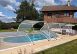 Location vacances Plombières-les-Bains - Chalet cosy avec piscine privée au Val-d'Ajol, 3 chambres - Fr-1-589-597-1