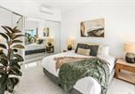 Location vacances Trinity Beach - The Flirty Flamingo - Two bedroom seaside Condo-2