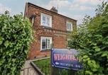 Location vacances  Gare de Redditch - Above The Pub-1