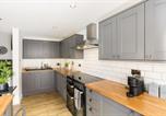 Location vacances Hampton Lucy - Stylish Modern 2 Bed with Parking - Pass the Keys-2