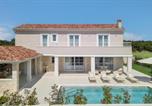 Location vacances Kanfanar - 4 Bedroom Gorgeous Home In Zminj-1