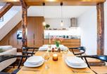 Location vacances Beroun - Prague Days - Two Bedroom Riverside Apartment with Gramophone-1