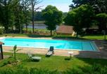 Location vacances  Haute-Vienne - Bungalow charmant à Rochechouart avec vue sur lac-1
