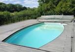 Location vacances  Aisne - Chalet chaleureux à Louâtre avec piscine partagée-1