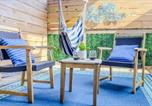 Location vacances Newport - Jennifer's Stylish Apt Private Deck Backyard Oasis-3