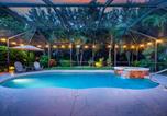 Location vacances  Everglades - Tropical Escape - Surf Chic Lux Salt Pool & Spa King Beds!-1