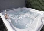 Location vacances Tewkesbury - Riverside Shepherd’s Hut with Hot Tub-2