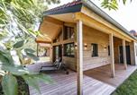 Location vacances Bayerbach - Ebenerdiges Chalet im Vital Camp Bayerbach-1