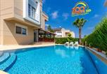 Location vacances  Perge - Paradise Town Villa Premium-1