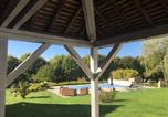 Location vacances  Yonne - Domaine des Tilleuls - Grand Jardin avec Piscine-2
