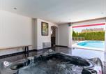 Location vacances  Haute-Saône - Confort moderne dans les Vosges du Sud avec piscine et jacuzzi - Fr-1-583-480-3