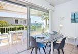 Location vacances Gare SNCF de Saint-Raphaël Valescure - Studio Climatisé Proche Plage et Commerces avec Balcon, Wi-Fi et Parking - Fr-1-466a-16-1