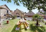 Location vacances  Mayenne - 4 Bedroom Stunning Home In Neuilly Le Vendin-2