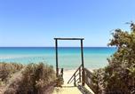 Location vacances  Province de Cagliari - Blue shutters by the beach-1