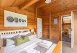 Location vacances Thirsk - Lake View Lodge with Hot Tub-3