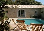 Location vacances Chantemerle-lès-Grignan - Villa spacieuse à Chamaret avec piscine privée-1