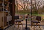 Location vacances Llanfihangel Ysgeifiog - Luxury Mirrored Cabin with Sauna & Plunge Pool-2