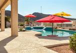 Location vacances Needles - Tropic Paradise Pool Home-3