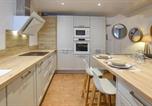 Location vacances Quettehou - Maison Proche Port Et Plage-4