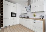 Location vacances Katowice - Bright & Modern Apartment with Balcony and Parking by Noclegi Renters-3