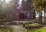 Location vacances Le centre nature de Botrange - Domaine Heyen - Lakefront Cottage with Spacious Garden-1