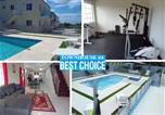 Location vacances  Jamaïque - Mirando Place---Beach Access, ,Pool, Hottub, Gym,3 Lounges, Townhouse #4 -Airport 10 mins-1