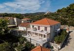 Location vacances Lumbarda - Apartments Dado-1