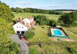 Location vacances Lanouaille - Maison spacieuse avec piscine privée, wifi et parking à Lanouaille - Fr-1-616-335-4