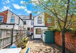 Location vacances  Chatsworth House - 6-Bed House with Free Parking, Amazing Kitchen, Sleeping 6-8-1