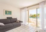 Location vacances Saint-Jean-de-Luz - Studio face au golf avec terrasse et parking - Fr-1-4-702-4