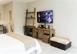 Location vacances  Emerald Backpackers - 55 Tulbagh Boutique Guest House - Or Tambo-4