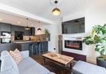 Location vacances Cheltenham - Central 2-Bed Modern Home with Garage-1