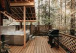Location vacances Chilliwack - Glacier Springs Cabin #16 - Hot Tub - Wi-Fi-4