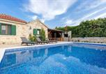 Location vacances Nerežišća - Family friendly house with a swimming pool Postira, Brac - 19563-2