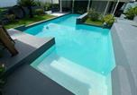 Location vacances Guarujá - Mansão a poucos metros da Praia com Piscina e amplo Jardim-3