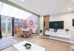 Location vacances  Gare de Slough - Bright & Spacious 3-Bed, 2-Bath Home in Graylands Close-3