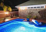 Location vacances  L'îlet Chancel ou l'ile aux iguans - Bungalow confortable avec piscine à Le Lamentin-1