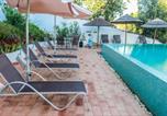 Location vacances  Salir - Casa da Tita-4