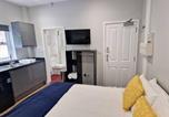 Location vacances  Gare de Norwich - Budget studio apartment ensuite shower & parking-4