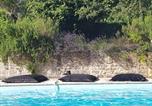 Location vacances Saintes - La Loge du Grand Cèdre, chambre d'hôtes Socosy-1