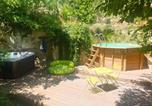 Location vacances Airoux - Joli Coin De Verdure Avec Piscine-1