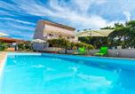 Location vacances Privlaka - Family-friendly apartments with swimming pool Privlaka, Zadar - 12922-1