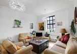 Location vacances  Gare de Norwich - Stylish 2-Bed Flat Art & Comfort in City Centre-1